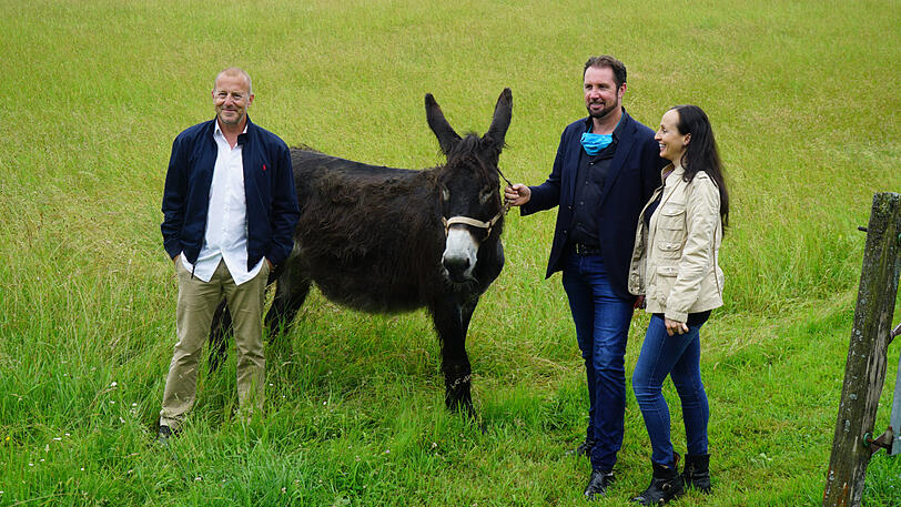 Prominenter Besuch auf der Circus-Krone-Farm in Weßling, wo derzeit die meisten Tiere sind: Schauspieler Heino Ferch (l.) mit dem Direktorenpaar.