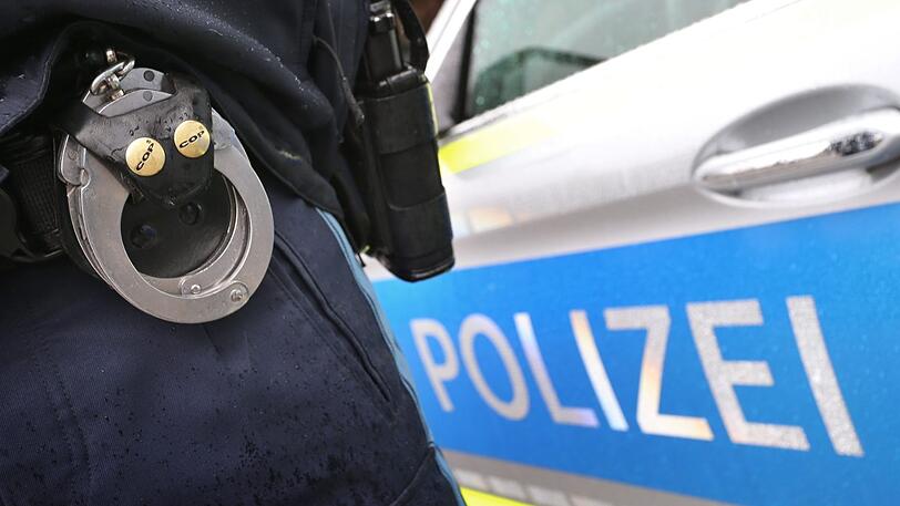 In der Burgstraße leistet ein Mann bei einer Personenkontrolle Widerstand gegen die Polizei. Er hat ein Messer dabei (Symbolbild).
