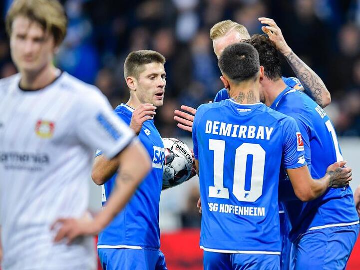 Die Spieler von 1899 Hoffenheim feiern das Tor zum 4:1 gegen Bayer Leverkusen.