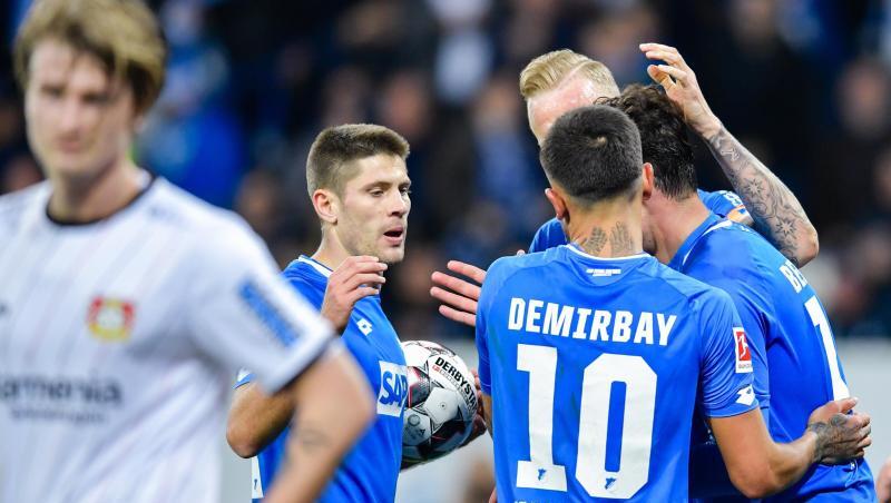 Die Spieler von 1899 Hoffenheim feiern das Tor zum 4:1 gegen Bayer Leverkusen.