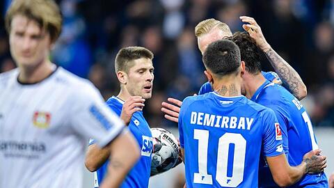 Die Spieler von 1899 Hoffenheim feiern das Tor zum 4:1 gegen Bayer Leverkusen.