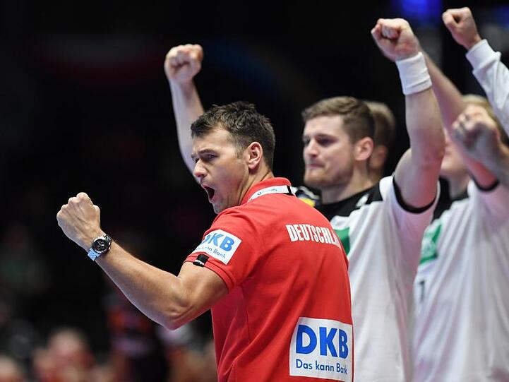 Bundestrainer Christian Prokop (l) schaut nach dem Auftaktsieg schon auf das Match gegen Spanien.