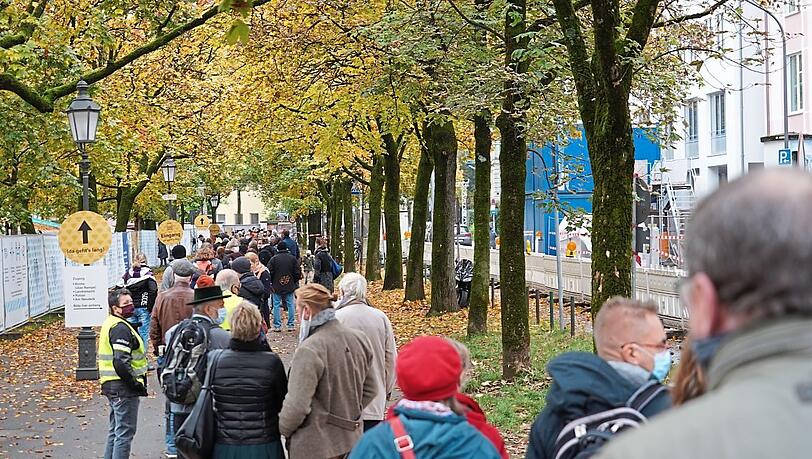 Die Schlange vor dem Einlass war bis zu 200 Meter lang. Die Schlange vor dem Einlass war bis zu 200 Meter lang.