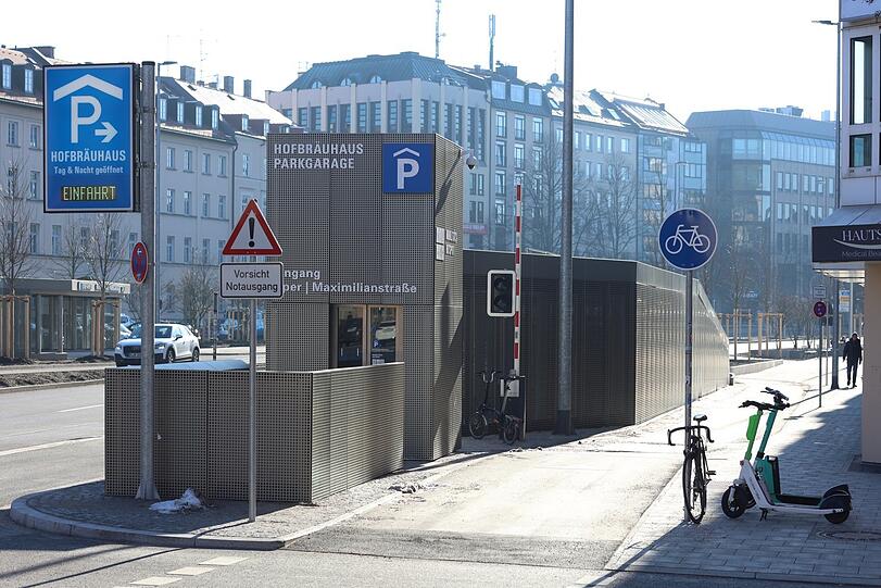 Ein neuer und sehr aufgeräumter Anblick, an den man sich erst mal gewöhnen muss: Notausgang, Aufzugsanlage und Tiefgaragenabfahrtsrampe im Lochblech-Look am Thomas-Wimmer-Ring, wie der Altstadtring auf diesem Abschnitt ja heißt.