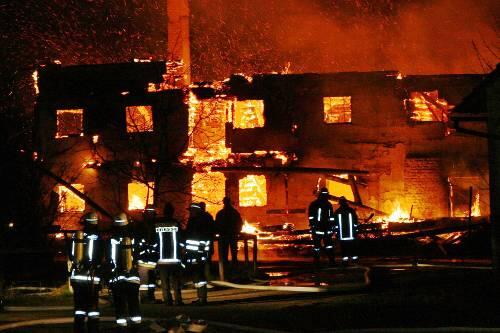 Das Ende eines Wochenend-Hauses: Dieser alte Bauernhof in Landshut war nicht mehr zu retten.