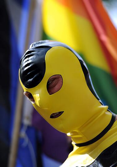 Fantasievoll bekleidet feiern am Samstag die Teilnehmer auf der Parade zum Christopher Street Day (CSD) in Berlin.