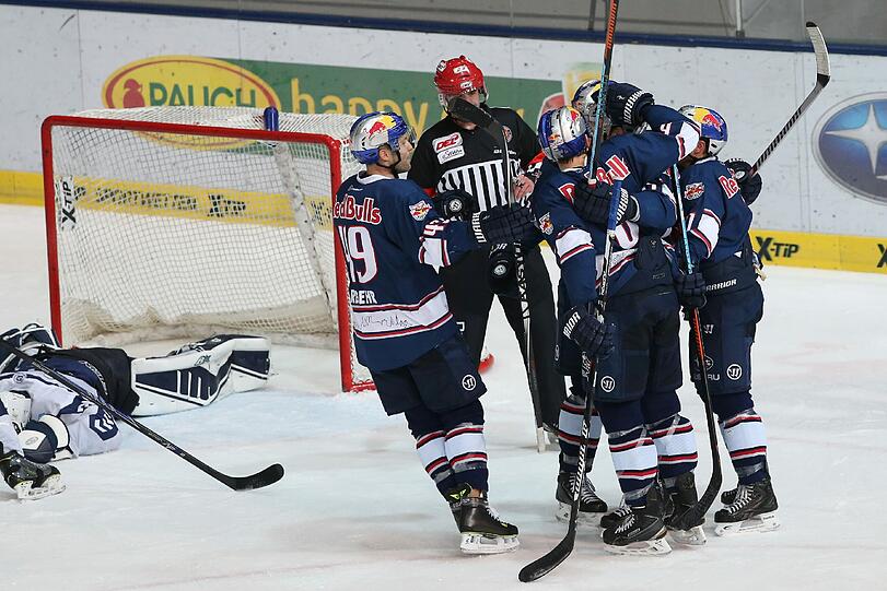 Der EHC feiert das 3:0 gegen die Hamburg Freezers.