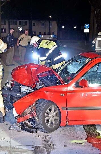 Bilder vom Verkehrsunfall in Planegg: Der Fahrer verlor die Kontrolle über seinen Wagen und krachte gegen das Tor einer Einfahrt.