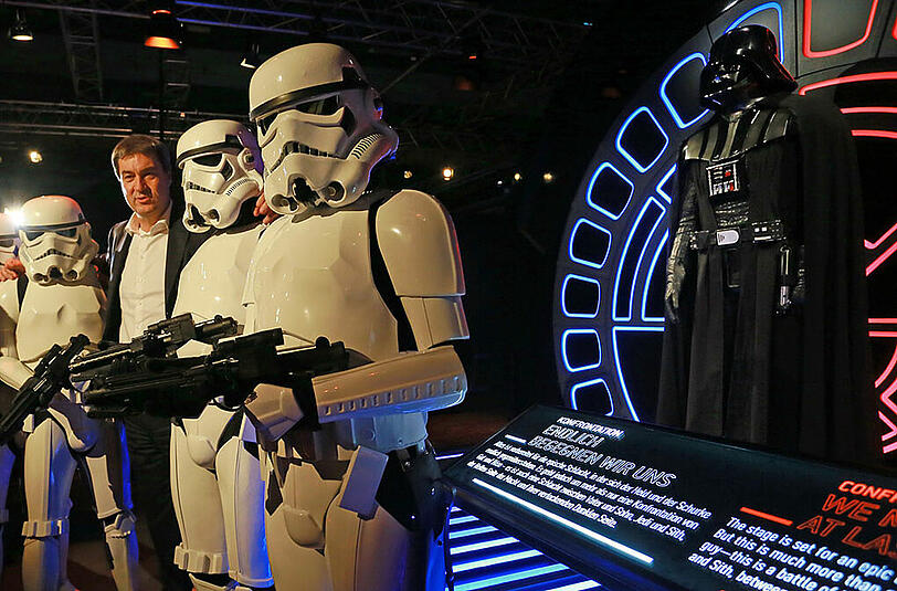 Allein unter Sturmtruppen: Die Bilder von Markus Söders Auftritt in der Ausstellung "Star Wars - Identities".
