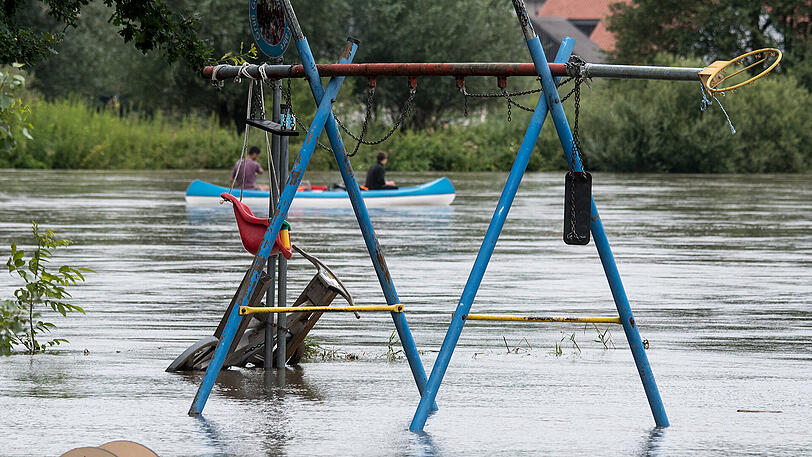 Die Donau mit Hochwasser, hier am Donnerstag im bayerischen Eining.
