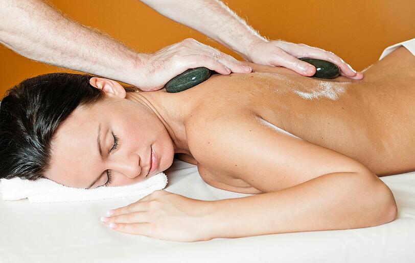 Eine heiße Angelegenheit: Die Hot Stone Massage mit warmen Lava-Steinen.
