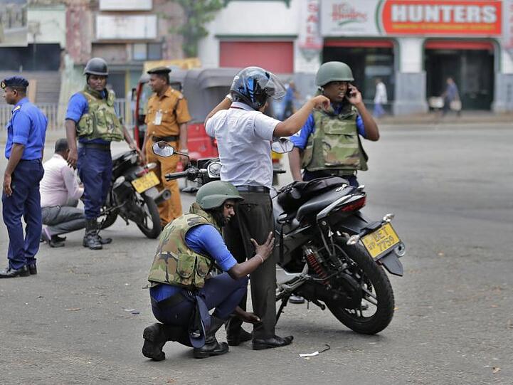 Soldaten führen an einer Straße in Colombo Personenkontrollen durch. Die Behörden befürchten weitere Anschläge.