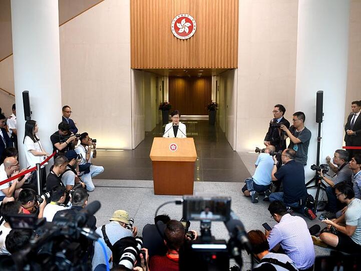 Regierungschefin Carrie Lam spricht im Rahmen einer Pressekonferenz. Hongkong ist seit fast drei Monaten Schauplatz angespannter Proteste.