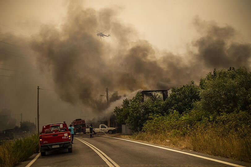 Afidnes: Feuerwehrleute versuchen, einen Waldbrand in einem Waldgebiet nördlich von Athen zu löschen.  Seit den frühen Morgenstunden fachten starke Westwinde am Freitag die zahlreichen Feuer weiter an.