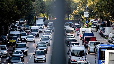 Um die Klimaziele erreichen zu können, muss der Individualverkehr weniger werden. (Symbolbild)