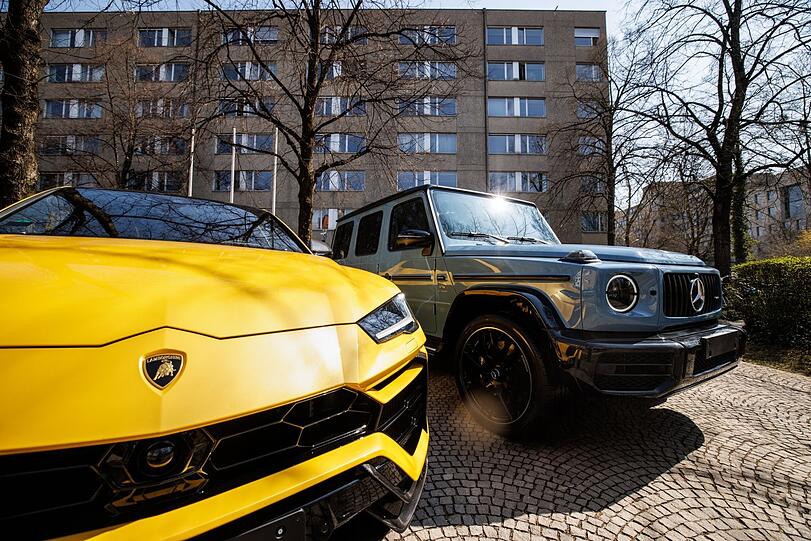 Der gelbe Lamborghini und der blaue AMG wurden in ganz Europa weiterverkauft - aber nur auf dem Papier. So ließen sich Kriminelle die Umsatzsteuer erstatten.