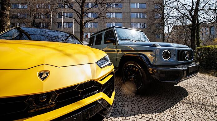 Der gelbe Lamborghini und der blaue AMG wurden in ganz Europa weiterverkauft - aber nur auf dem Papier. So ließen sich Kriminelle die Umsatzsteuer erstatten.