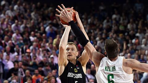 Deutschlands Niels Giffey (l) und Ungarns Akos Keller kämpfen um den Ball.