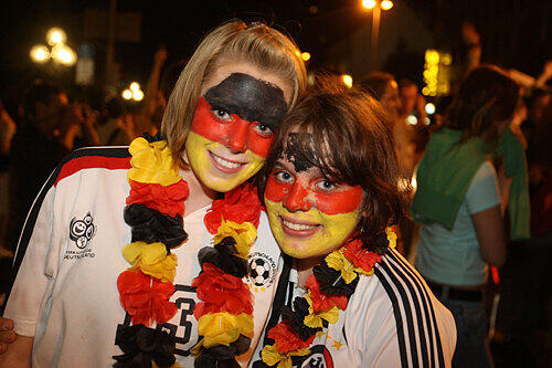 Deutschlaaand! Mehr als 10.000 Fans verwandelten nach dem Halbfinalsieg den Plärrer in eine schwarz-rot-goldene Party-Zone.