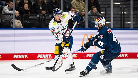 Zwei Tölzer im Zweikampf: Spieler des Jahres Leo Pföderl (l.) von den Eisbären Berlin und Yasin Ehliz vom EHC Red Bull München.
