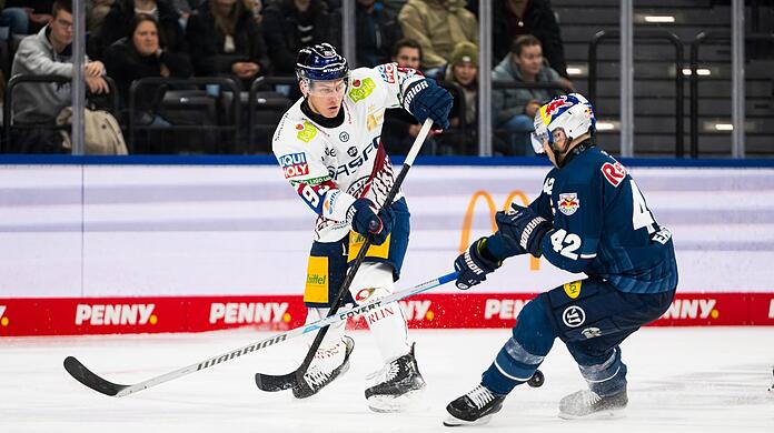 Zwei Tölzer im Zweikampf: Spieler des Jahres Leo Pföderl (l.) von den Eisbären Berlin und Yasin Ehliz vom EHC Red Bull München.