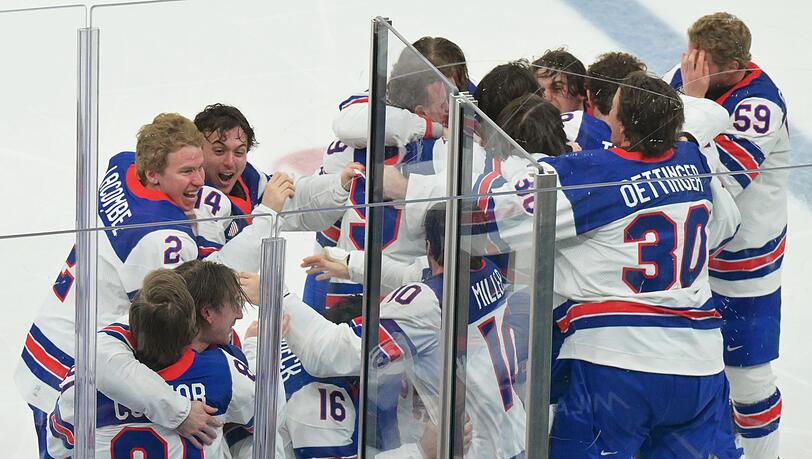 Grenzenlose Freude: Die Amerikaner kurz nach dem Sieg gegen den großen Rivalen Kanada. Grenzenlose Freude: Die Amerikaner kurz nach dem Sieg gegen den großen Rivalen Kanada.