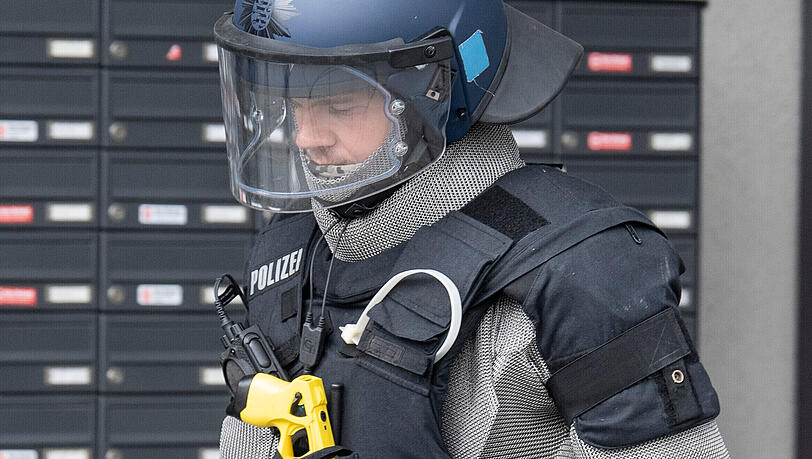 Ein Beamter eines Spezialeinsatzkommandos (SEK)  tr&auml;gt bei einem Einsatz  ein Kettenhemd zum Schutz vor Messerangriffen. (Symbolbild)