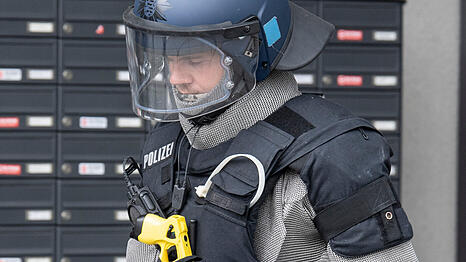 Ein Beamter eines Spezialeinsatzkommandos (SEK)  tr&auml;gt bei einem Einsatz  ein Kettenhemd zum Schutz vor Messerangriffen. (Symbolbild)