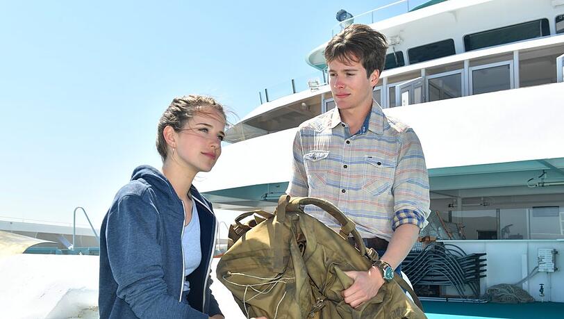"Das Traumschiff: Kolumbien": Für Eric (Lucas Bauer, r.) endet die Reise, für Ella (Leonie Brill) fängt sie gerade erst an. "Das Traumschiff: Kolumbien": Für Eric (Lucas Bauer, r.) endet die Reise, für Ella (Leonie Brill) fängt sie gerade erst an.