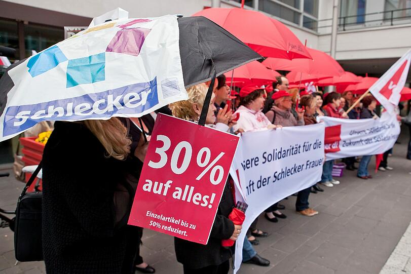 Begleitet von Protesten wütender Mitarbeiter...