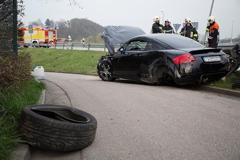 Wo ist der Unfallfahrer? Nach dem Crash am Waginger Kreisverkehr ist nur noch das Wrack des Audi TT da. Der ist komplett zerstört.