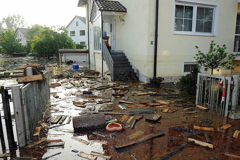 Die Hilfsbereitschaft der Menschen ist groß: In der vom Hochwasser schwer betroffenen Stadt Deggendorf sammelt der Kreisjugendring (KJR) Sachspenden für die Flutopfer.
