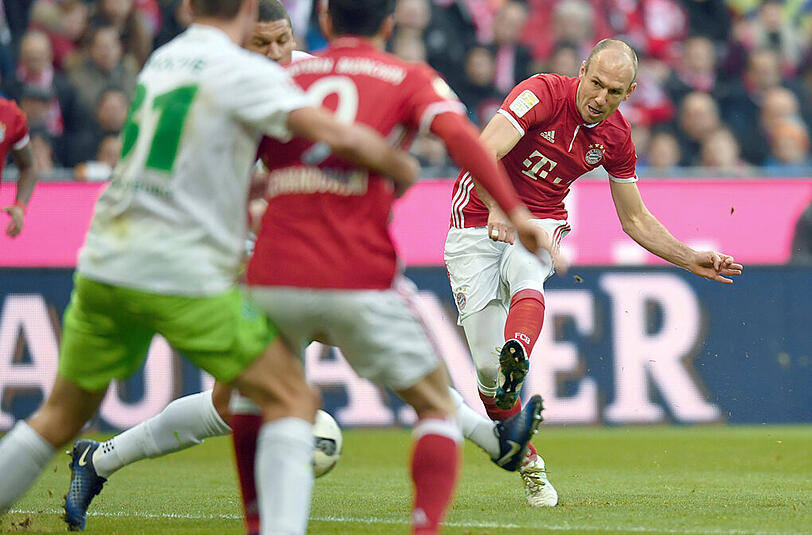 Arjen Robben: Note 2. Ein typischer Robben! Schlenzte die Kugel von der rechten Seite mit viel Schnitt ins lange Eck (18.), sein fünfter Saisontreffer, ist nun zweitbester Liga-Schütze der Bayern. Ansonsten wieder mit seinem Schatten, dem ewigen Schwalben-Verdacht, unterwegs. Wurde gefoult, erhielt aber keinen Freistoß, saß dann beleidigt auf dem Rasen. Trickste am Ende mit Wonne.