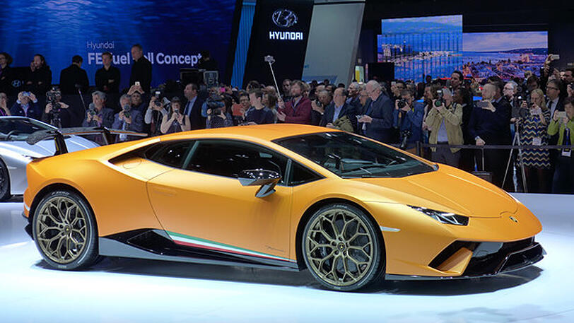 Sorgt auf der Messe für Aufsehen: Der Lamborghini Huracán Performante verfügt über ein automatisches System mit elektronisch gesteuerten Klappen und Kanälen, das die Luftführung zu den Spoilern und dem Unterboden je nach Fahrsituation reguliert.