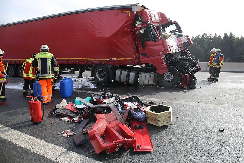 Ein Lastwagen ist am Mittwochmorgen auf der A9 auf einen anderen gekracht. Dabei wurde einer der beiden Fahrer verletzt. Die Feuerwehr musste ihn aus dem Führerhaus befreien.