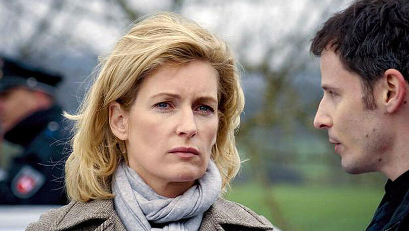 Charlotte Lindholm (Maria Furtwängler) und Jakob Halder am Unfallort Charlotte Lindholm (Maria Furtwängler) und Jakob Halder am Unfallort