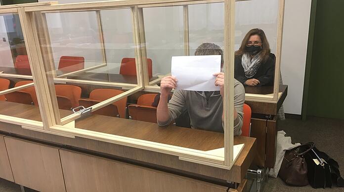 Der Angeklagte mit Anwältin Birgit Schwerdt.