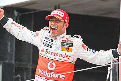 McLaren-Pilot Lewis Hamilton trimphiert