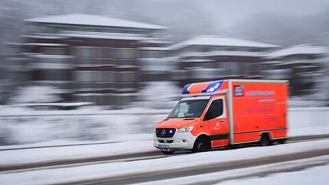 Schnee, Gl&auml;tte und K&auml;lte - der Wintereinbruch hat vielerorts in Deutschland den Verkehr behindert und Reisepl&auml;ne durchkreuzt