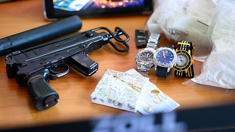 Waffen, Drogen, Luxusuhren - der Zoll wird bei Verbrecherbanden immer wieder f&uuml;ndig.