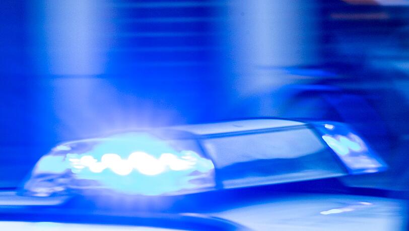 Die Einsatzfahrt der Polizei endete abrupt. (Symbolbild)