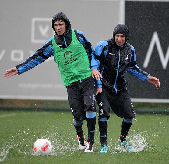 "Land unter" in Belek. Nach gut einer Stunde Training war Schluss. Der Regen setzte den Rasen komplett unter Wasser und Alexander Schmidt brach das Training ab.