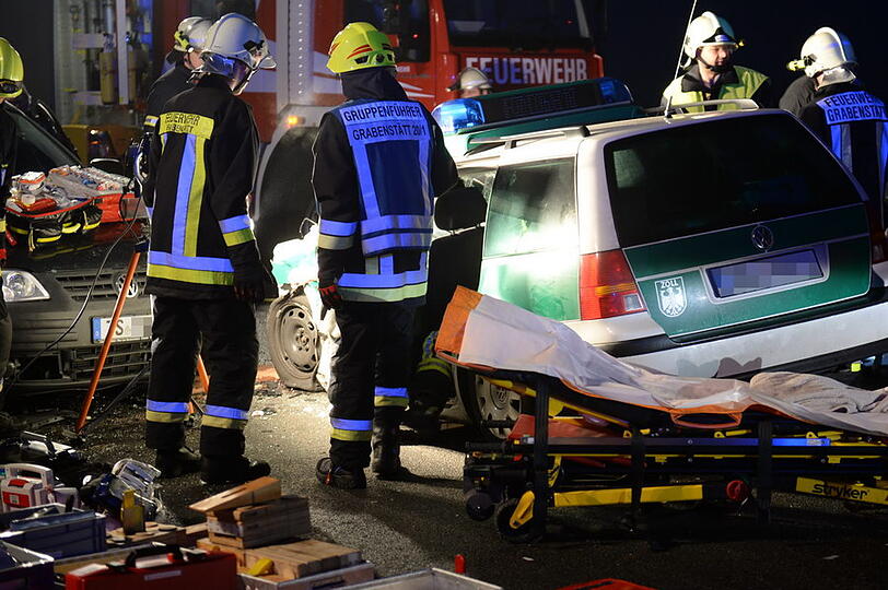 Ein Linienbus und zwei Autos sind am Montag bei Grabenstätt (Kreis Traunstein) zusammengestoßen. Die Bilder von der Unfallstelle.