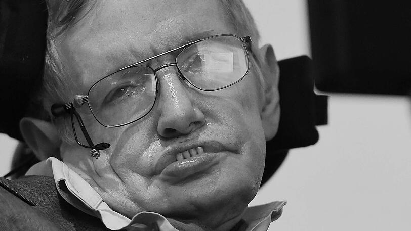 Stephen Hawking (76): Der britische Astrophysiker gilt als eines der größten Genies unserer Zeit. 1963 wurde bei Hawking ALS diagnostiziert, er starb am 14. März.