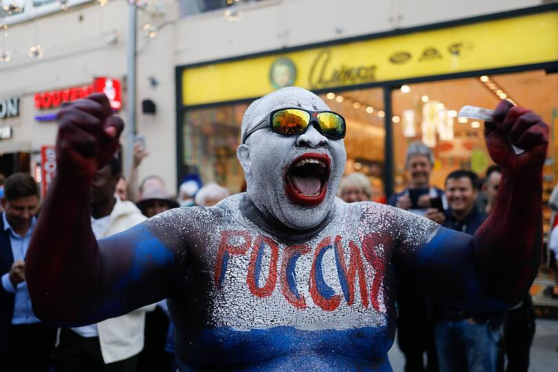 Bunt und lebendig: Fußball-Fans aus aller Herren Länder bevölkern während der WM die russischen Städte.