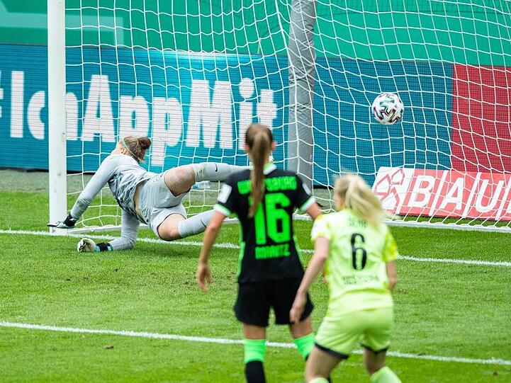 Wolfsburg-Keeperin Friederike Abt (l) kann das 3:3 von Irini Ioannidou kurz vor Schluss nicht verhindern.