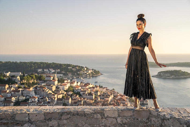 Jeannette vor der spektakulären Kulisse von Hvar.