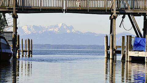 Am Starnberger See hat ein Angler am Zulauf zur Würm eine tote Frau entdeckt. (Archivbild)