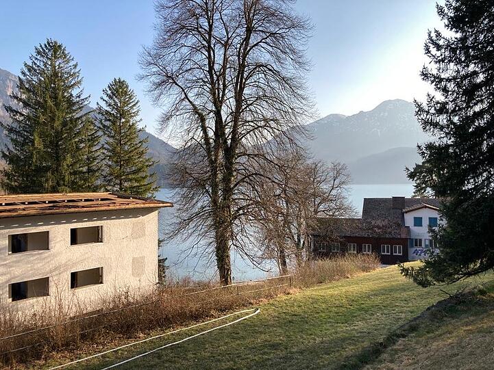 Das ehemalige Verdi-Heim in Kochel am See wurde 1930 von Architekt Emil Freymuth im Bauhaus-Stil erbaut - und im April 2022 abgerissen. Der Grundeigentümer plant auf der Fläche nun ein Hotel.