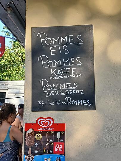 Ob es hier auch Pommes gibt? So gesehen im Maria Einsiedel.